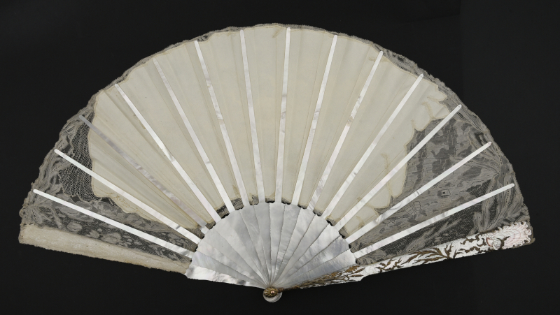 REVERSE Photos of Amphitrite fan by Aya Matsumoto  Coutau-Begarie Paris auction house. Provided by Georgina Letourmy Bordier